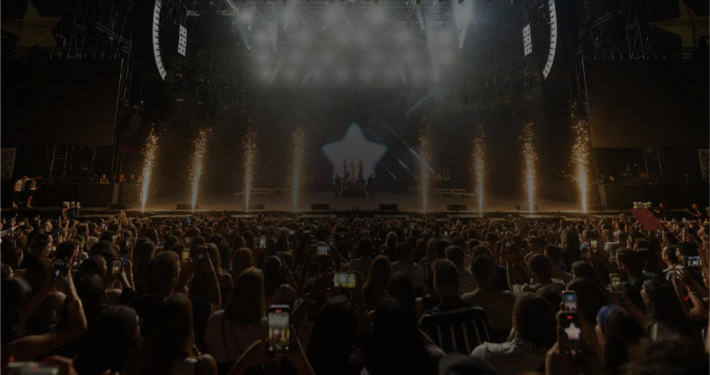 Escenario de música con fuegos artificiales en un concierto en Starlite Festival