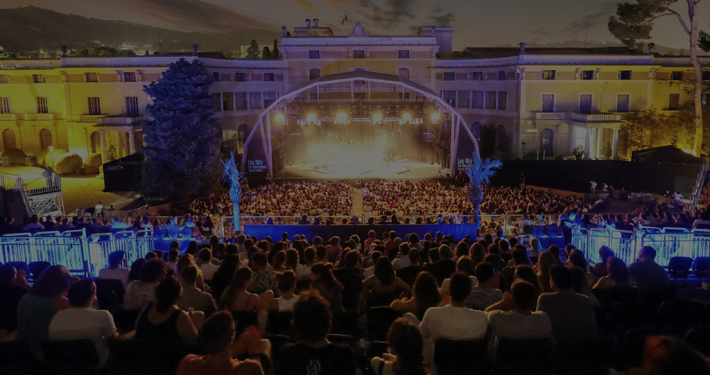 Panorámica de gente viendo un escenario en un concierto en Les Nits de Barcelona en Pedralbes