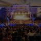 Panorámica de gente viendo un escenario en un concierto en Les Nits de Barcelona en Pedralbes