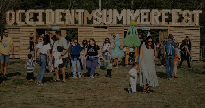 Familias con niños saliendo de un concierto del Summerfest