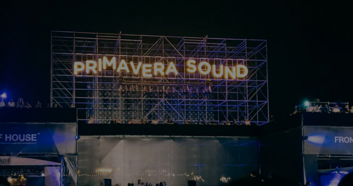 Vista del logo Primavera Sound con luces y con animación